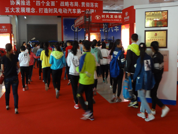 县实验小学部分小学生来壹定发科技展厅开展科普日活动